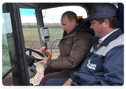 President Dmitry Medvedev and Prime Minister Vladimir Putin in the fields to see this year’s corn crops and try their hand at operating combine harvester