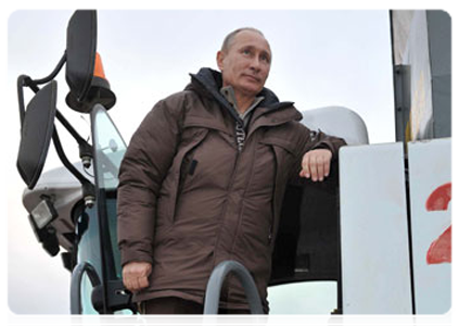 Президент Российской Федерации Д.А.Медведев и Председатель Правительства Российской Федерации В.В.Путин ознакомились с ходом уборки урожая кукурузы и поработали на комбайнах