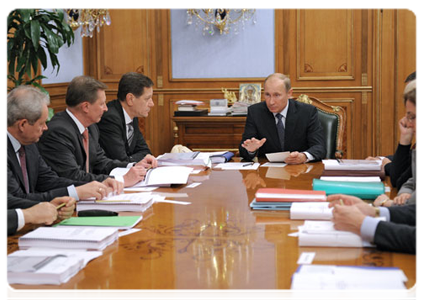 Prime Minister Vladimir Putin holds a meeting on amending the federal law On the 2011 Federal Budget and 2012-2013 Planning Period