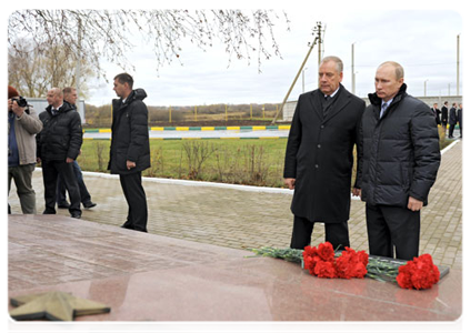 Председатель Правительства Российской Федерации В.В.Путин возложил цветы к памятнику красноармейцам, закрывшим своими телами немецкие дзоты во время Великой Отечественной войны