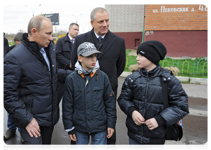 После осмотра насосной станции Председатель Правительства Российской Федерации В.В.Путин заехал в один из дворов Новгорода, где пообщался с местными жителями