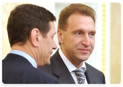 First Deputy Prime Minister Igor Shuvalov and Deputy Prime Minister Alexander Zhukov at a Government Presidium meeting