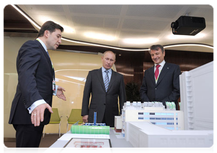 Prime Minister Vladimir Putin visits Sberbank's South Port customer support centre