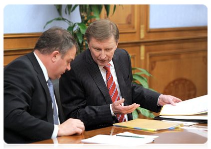 Deputy Prime Minister Sergei Ivanov and Defence Minister Anatoly Serdyukov at a meeting on state defence-industry contracts