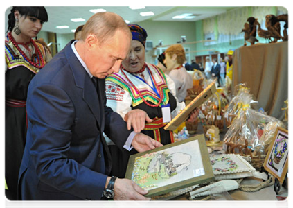 После встречи с губернатором глава Правительства осмотрел выставку продукции местных ремесленников