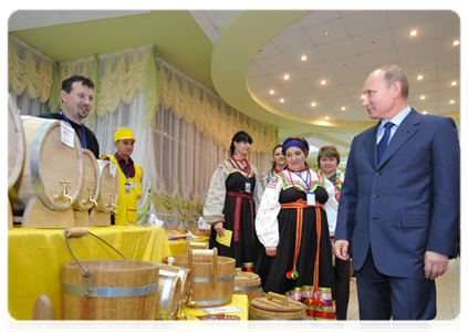 After the meeting with the governor, the Prime Minister visited an exhibition of local crafts