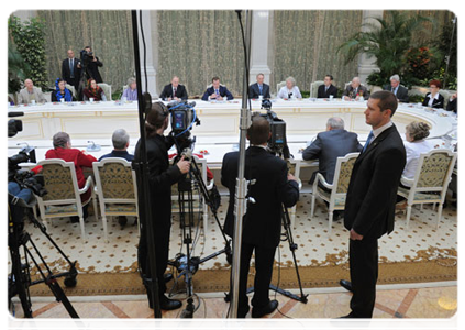 Президент Российской Федерации Д.А.Медведев и Председатель Правительства Российской Федерации В.В.Путин встретились в Большом Кремлёвском дворце с пенсионерами и ветеранами