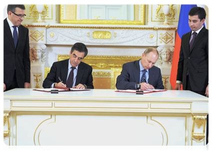 Prime Minister Vladimir Putin and French Prime Minister Francois Fillon signing the final document of the 16th meeting of the Russian-French Commission on Bilateral Cooperation at the level of heads of government, following intergovernmental talks