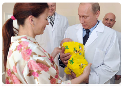 Prime Minister Vladimir Putin at the Regional Perinatal Centre in Kaliningrad. In the early hours of October 31, a baby was born here who is thought to represent the world’s 7-billionth resident
