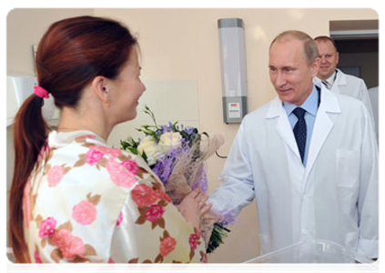 Председатель Правительства Российской Федерации В.В.Путин посетил государственное автономное учреждение «Региональный перинатальный центр», где в ночь на 31 октября родился ребёнок, претендующий на звание 7-миллиардного жителя Земли