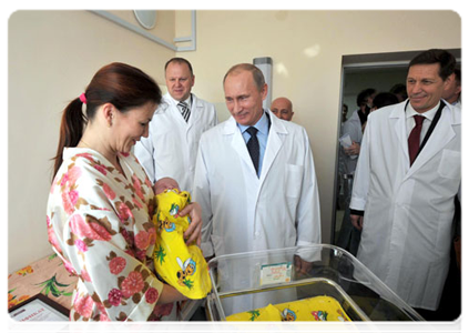 Председатель Правительства Российской Федерации В.В.Путин посетил государственное автономное учреждение «Региональный перинатальный центр», где в ночь на 31 октября родился ребёнок, претендующий на звание 7-миллиардного жителя Земли