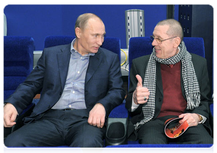 Накануне В.В.Путин посетил киностудию «Мосфильм», где посмотрел новый фильм «Высоцкий. Спасибо, что живой» и встретился со съемочной группой, родственниками и друзьями В.С.Высоцкого