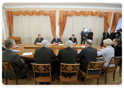 Prime Minister Vladimir Putin meeting with the leaders of the United Russia parliamentary party in the State Duma