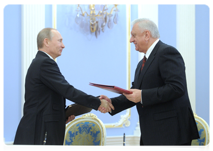 Prime Minister Vladimir Putin and Belarusian Prime Minister Mikhail Myasnikovich signing a series of Russian-Belarusian government documents at the conclusion of the meeting
