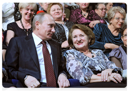Председатель Правительства Российской Федерации В.В.Путин на торжественном концерте в Москве поздравил матерей России с праздником Дня матери