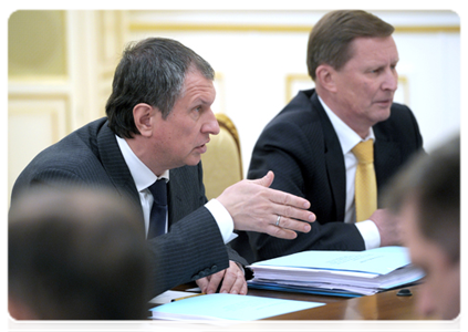 Deputy Prime Minister Igor Sechin and Deputy Prime Minister Sergei Ivanov at a meeting of the Government Commission on Monitoring Foreign Investment