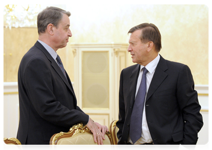 First Deputy Prime Minister Viktor Zubkov and Minister of Culture Alexander Avdeyev at a Government Presidium meeting
