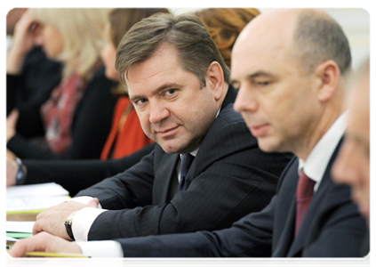 Minister of Energy Sergei Shmatko and Acting Finance Minister Anton Siluanov at a Government Presidium meeting
