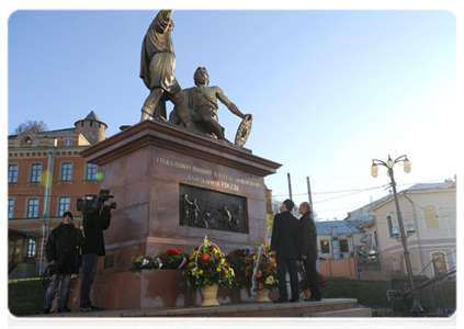 President Dmitry Medvedev and Prime Minister Vladimir Putin lay a wreath at the monument to Minin and Pozharsky in Nizhny Novgorod