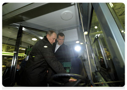 Президент Российской Федерации Д.А.Медведев и Председатель Правительства Российской Федерации В.В.Путин посетили Горьковский автомобильный завод в Нижнем Новгороде