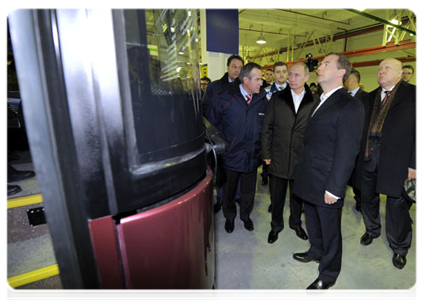 Президент Российской Федерации Д.А.Медведев и Председатель Правительства Российской Федерации В.В.Путин посетили Горьковский автомобильный завод в Нижнем Новгороде