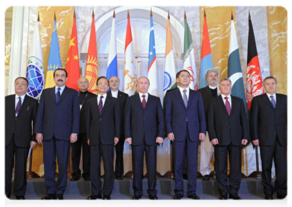 After the meeting, a group photo was taken with the SCO member states' heads of government, the heads of government of observer states and guests