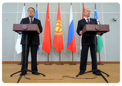 Prime Minister Vladimir Putin and SCO Secretary General Muratbek Imanaliyev speaking with journalists following a meeting of the Council of the SCO member states' heads of government