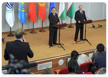 Prime Minister Vladimir Putin and SCO Secretary General Muratbek Imanaliyev speaking with journalists following a meeting of the Council of the SCO member states' heads of government