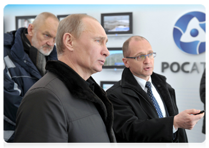 Перед церемонией ввода в опытно-промышленную эксплуатацию четвёртого энергоблока В.В.Путин осмотрел информационные стенды о строительстве Калининской АЭС