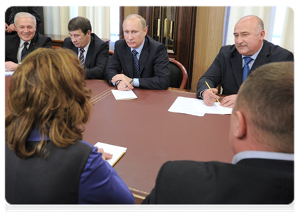 Председатель Правительства Российской Федерации В.В.Путин обсудил с жителями Магаданской области проблемы в области социальных льгот, транспорта и медицинского обеспечения