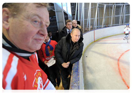 После посещения лицея Председатель Правительства Российской Федерации В.В.Путин заехал на ледовую арену в поселке Черёмушки и пообщался с тренерами