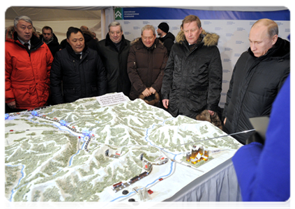 Before the construction launch ceremony, Yenisei Industrial Company (YePC) president Ruslan Baisarov presented the railway project plan to the Prime Minister