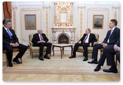 Накануне поздно вечером Председатель Правительства Российской Федерации В.В.Путин встретился с Премьер-министром Украины Н.Я.Азаровым