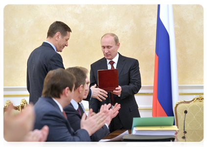 Председатель Правительства Российской Федерации В.В.Путин и первый заместитель Председателя Государственной Думы Российской Федерации А.Д.Жуков