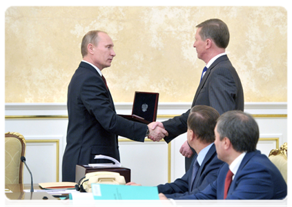 Председатель Правительства Российской Федерации В.В.Путин и руководитель Администрации Президента Российской Федерации С.Б.Иванов
