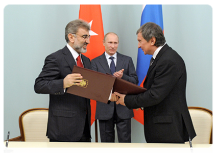 Председатель Правительства Российской Федерации В.В.Путин принял участие в церемонии подписания документов