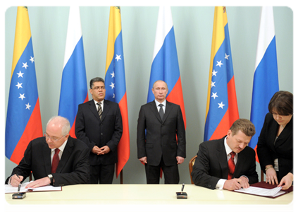 Prime Minister Vladimir Putin and Vice President of the Bolivarian Republic of Venezuela Elías Jaua Milano attend a signing ceremony