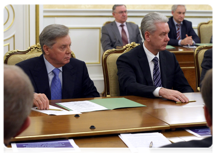 Moscow Region Governor Boris Gromov, left, and Moscow Mayor Sergei Sobyanin at a Government Presidium meeting