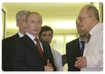 Prime Minister Vladimir Putin visiting Moscow’s N. I. Pirogov First City Hospital
