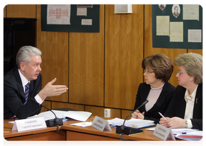 Moscow Mayor Sergei Sobyanin, Deputy Minister of Economic Development Alexandra Levitskaya and Director of the Department of Social Development Nelli Naigovzina at a meeting on modernising Moscow’s healthcare system in 2011 and 2012