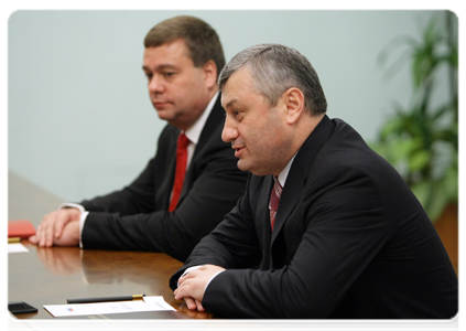 Президент Республики Южная Осетия Э.Д.Кокойты на встрече с Председателем Правительства Российской Федерации В.В.Путиным