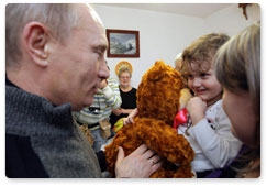 Председатель Правительства России В.В.Путин посетил поселок Джубга в Краснодарском крае, где осмотрел новый жилой микрорайон «Надежда», построенный для потерявших жилье после наводнения в октябре 2010 года