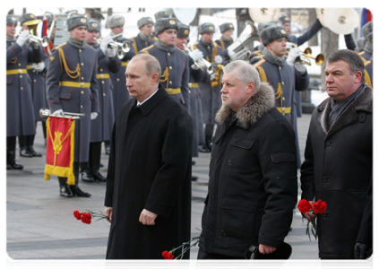 Председатель Правительства Российской Федерации В.В.Путин принял участие в торжественной церемонии возложения венка к могиле Неизвестного солдата в Александровском саду