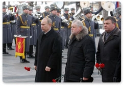 Председатель Правительства Российской Федерации В.В.Путин принял участие в торжественной церемонии возложения венка к могиле Неизвестного солдата в Александровском саду