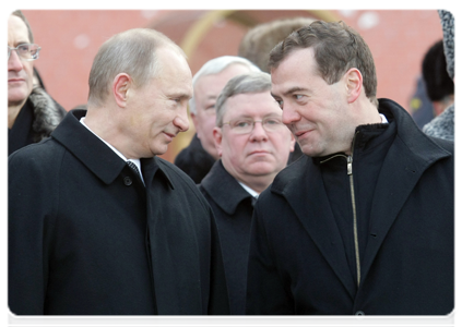 Президент Российской Федерации Д.А.Медведев и Председатель Правительства Российской Федерации В.В.Путин на торжественной церемонии возложения венка к могиле Неизвестного солдата в Александровском саду
