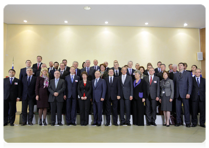 Participants of the meeting between the Russian government and the EU Commission posing for photographs