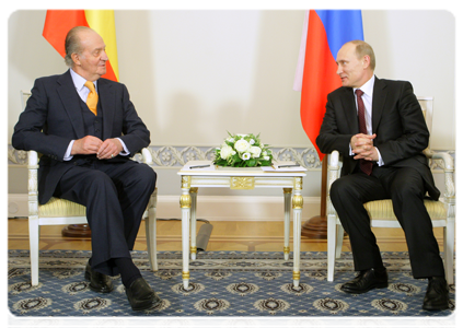 Prime Minister Vladimir Putin and Spanish King Juan Carlos I in St Petersburg