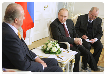 Prime Minister Vladimir Putin and Spanish King Juan Carlos I in St Petersburg
