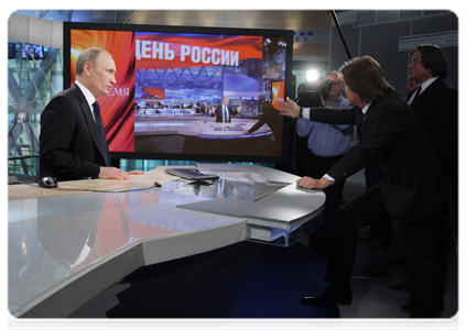 Late last night, Prime Minister Vladimir Putin visited the newsroom and gallery at Channel One in Ostankino