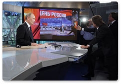 Накануне поздно вечером Председатель Правительства Российской Федерации В.В.Путин посетил студию новостей и эфирную аппаратную Первого канала в Останкино